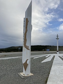 Monumento punto medio de Chile - Punta Arenas